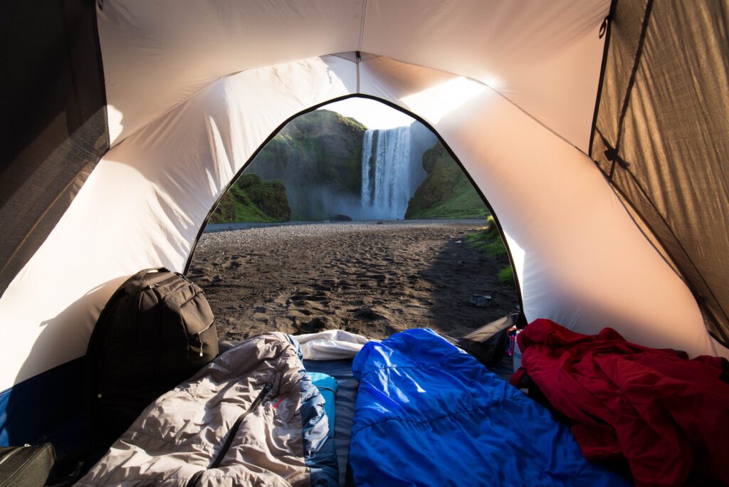 Piękny widok na wodospad z namiotu
