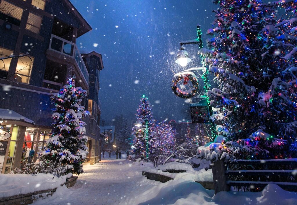 Ośnieżone miasto ozdobione na Święta