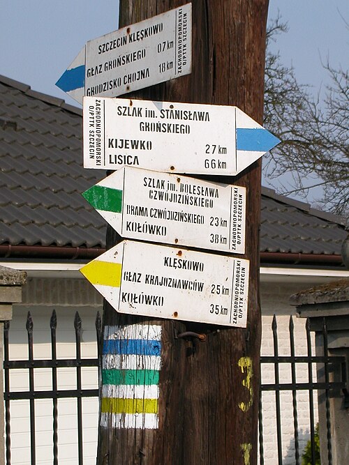 Węzeł szlaków pieszych na Pomorzu Zachodnim (oznakowanie długości odcinka szlaku w km, w odróżnieniu od rejonów górskich, gdzie podawany jest szacowany czas przejścia)